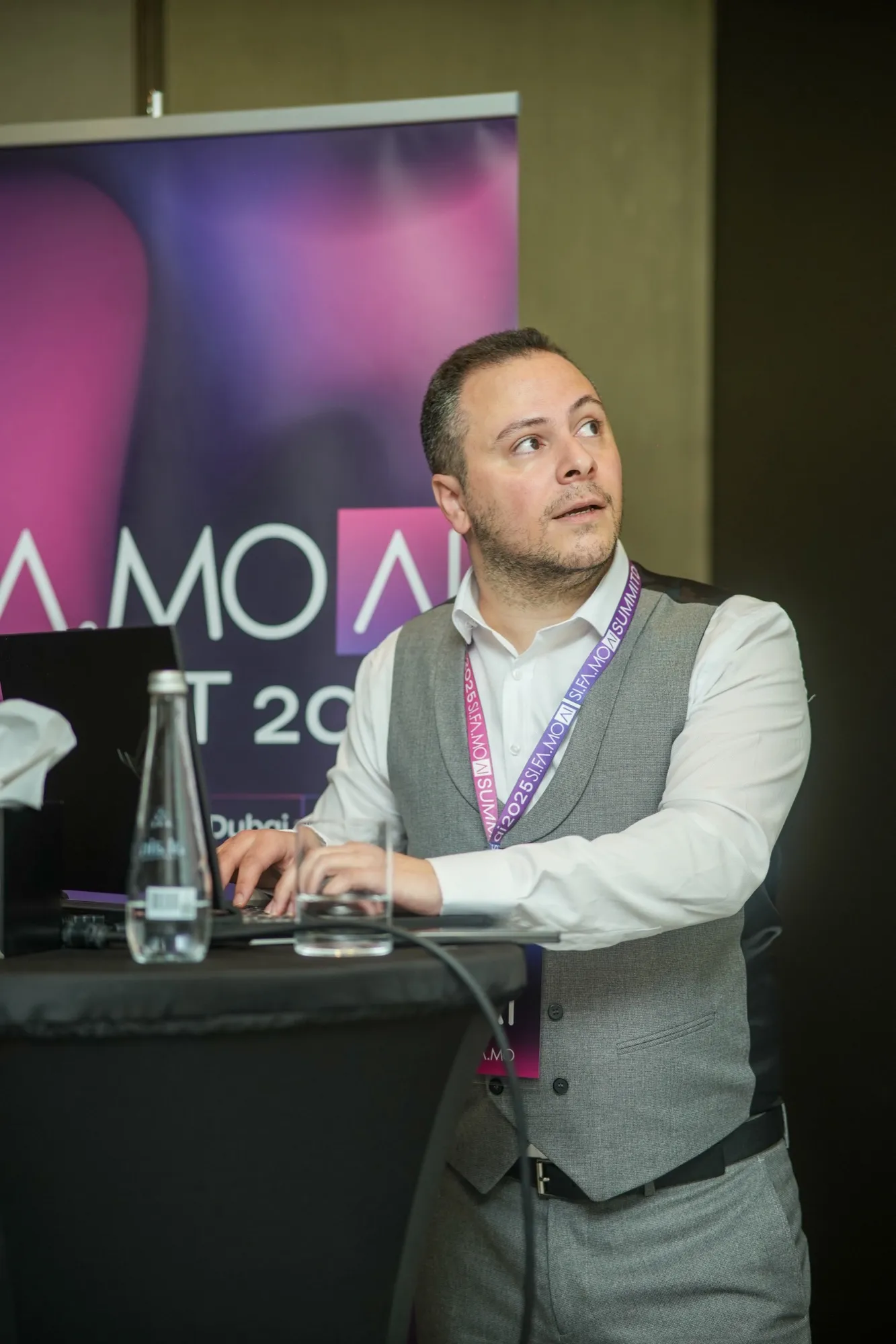 Ayman Kalaie hält einen Vortrag mit Live-Demo auf dem SIFAMO AI Summit